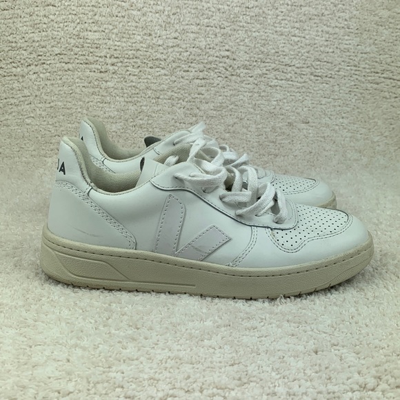 Veja Shoes - Veja V-10 Leather Low-Top Sneakers Women